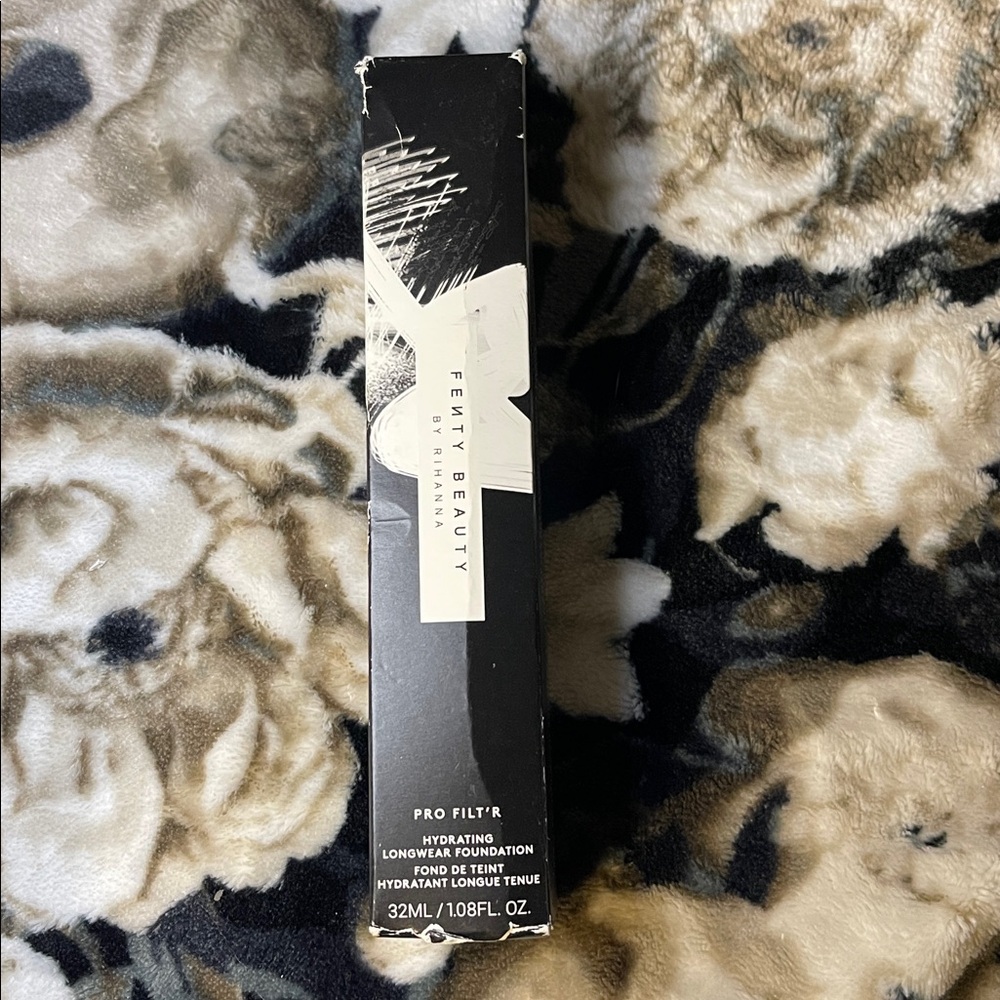 Fenty 445 Pro Filt'r Hydrating Longwear Foundation - Picture 2 of 4